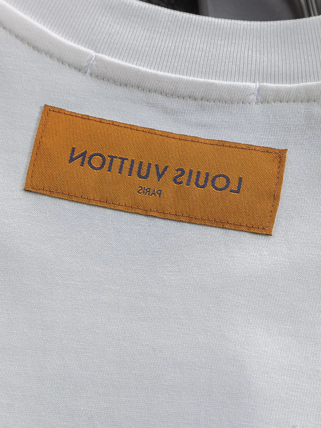 🅿️190 Louis Vuitton 1V LV micro-wide version S-XL LV 26ss new products are available at the counter simultaneously. Multiple craftsmanship. Mushroom on the chest🍄 intarsia🪡 embroidered logo. Round neck short-sleeved T-shirt, same style for men and women! Consigned to one-to-one creation. Synchronized with the official website, pure cotton fabrics at the counter! It is close to the skin and comfortable, durable and easy to wear. It has a classic and simple logo design and meticulous original craftsmanship. Short-sleeves, a must-have item for men, do not appear to be the same for the general public, but must be unique and eye-catching. This LV short-sleeve is all about quality, comfort, the same shape and fashion as always, including fabrics and cutting techniques. All of them have been made with great effort! 320 grams of washed pure cotton fabric, pure cotton is breathable, very refreshing and comfortable for daily wear. The rib knitting on the neckline is smooth and tight, and the neckline will not be skewed if you toss it at will. The loose version, you will find that it looks really good on the upper body. The overall is minimalist and neat, super versatile for daily use! Pair it casually with a pair of pants for a youthful look. A T-shirt will make your outfit crazy. It is a fashionable item that can never go wrong! Color: Black White Size: S-XL Size chart: S: Shoulder width 45.5-Bust 52-Length 70 M: Shoulder width 47-Bust 54-Length 72 L: Shoulder width 48.5-Bust 56-Length 74 XL: Shoulder width 50-Bust 58-Length 76